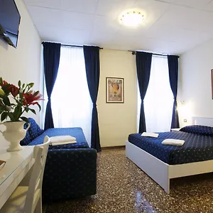  Hotel Lyric
